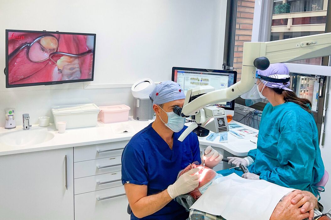 [Translate to chinese:] Dr. Blanc using the M320 dental microscope with ultra-low binoculars M320_dental_microscope_with_ultra-low_binoculars.jpg