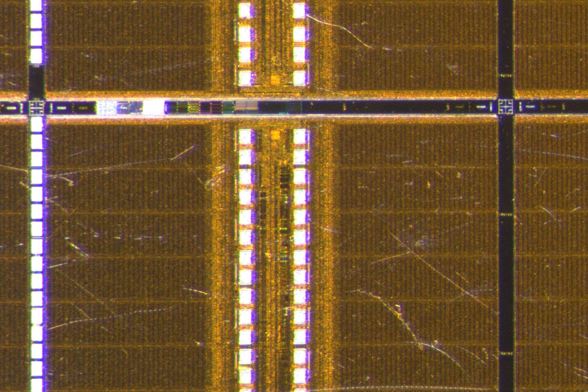 [Translate to chinese:] Processed wafer - Near Vertical Illumination (NVI): Holes and recesses