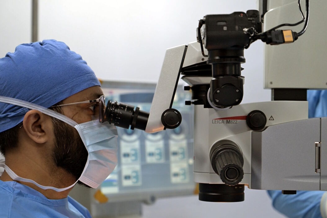 [Translate to chinese:] How the M822 microscope enhances surgical precision in eye surgeries - Insights from Dr. Dhami. Image courtesy of Dr. Abhinav Dhami. Dr_Abhinav_Dhami_with_M822.jpg
